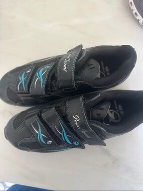 Pearl Izumi Black and Blue Women's Athletic Cycling Shoes